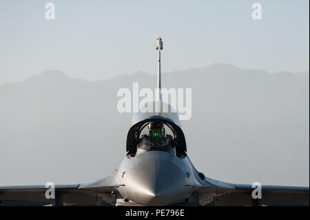 Il cap. Tyler McBride, 421st Expeditionary Fighter Squadron capo della sicurezza, distribuito da Hill Air Force Base in Utah, abbassa la tettoia su di un F-16 Fighting Falcon prima del suo primo combattimento sortie a Bagram Air Field, Afghanistan, Ottobre 30, 2015. La 421st EFS, noto come il "Black vedove," da Hill Air Force Base in Utah, arrivati qui ott. 28, 2015 a sostegno della libertà di funzionamento la sentinella e della NATO a sostegno deciso la missione. (U.S. Air Force foto di Tech. Sgt. Giuseppe Swafford/rilasciato) Foto Stock