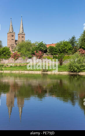 Chiesa Kiliani presso la riva del fiume in Hoxter, Germania Foto Stock