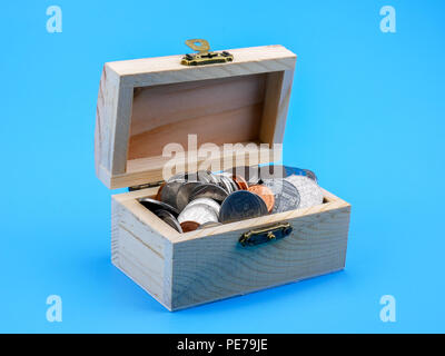 Moneta thailandese in legno torace su sfondo blu Foto Stock