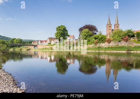 Il fiume Weser e la skyline di Hoxter, Germania Foto Stock