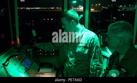 Tech. Sgt. Caleb Courvelle, 248th del controllo del traffico aereo Squadron, i dettagli del funzionamento di una torre Mobile System per il Mag. Gen. William O. Hill, Vice aiutante generale, Mississippi Air National Guard, durante l'esercizio sciopero meridionale 16 al Combat Readiness Training Center di Gulfport su nov. 3, 2015. Sciopero meridionale 16 è una grande scala, giunto e lotta internazionale di esercizio, che dispone di insurrezione del contatore, supremazia aerea, chiudere il supporto aereo, enroute casualty care, non combattente evacuazioni, marittimi e fluviali operazioni speciali. (Mississippi Guardia Nazionale foto di Staff Sgt. Tim Morg Foto Stock