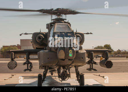 Un elicottero Apache e il suo equipaggio taxi in tutta la linea di volo sul suo modo al gunnery durante l'evento Gunfighter Fly-In qui in Marana, Ariz. (U.S. Esercito foto di Spc. Elizabeth Smith//R) Foto Stock