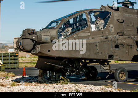 Un elicottero Apache e il suo equipaggio braccio Apache e prepararsi per il decollo a condurre l'esercizio gunnery evento qui a Silverbell Eliporto Marana, Ariz. (U.S. Esercito foto di Spc. Elizabeth Smith//R) Foto Stock