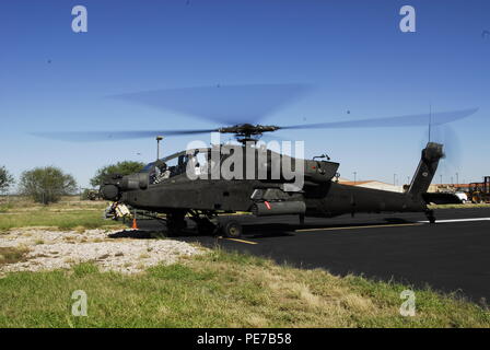 Un elicottero Apache e il suo equipaggio braccio Apache e prepararsi per il decollo a condurre l'esercizio gunnery evento qui a Silverbell Eliporto Marana, Ariz. (U.S. Esercito foto di Spc. Elizabeth Smith//R) Foto Stock