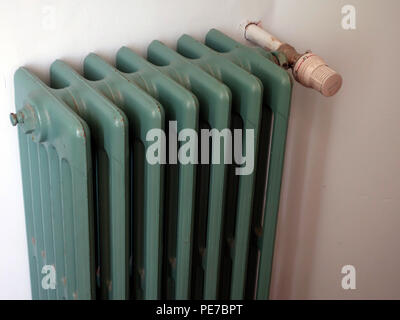 Vintage francese termosifone in ghisa Foto Stock