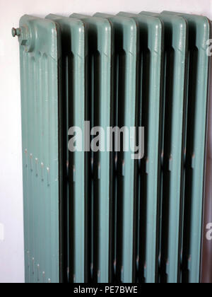 Vintage francese termosifone in ghisa Foto Stock