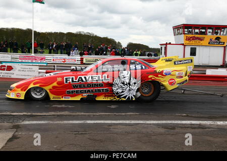 Contrassegnare Flavell divertente auto Dragster presso la linea di partenza del drag strip a York Raceway in Melbourne,East Yorkshire. Foto Stock