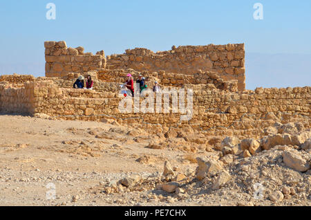 Israele, Masada i turisti che visitano il sito Foto Stock