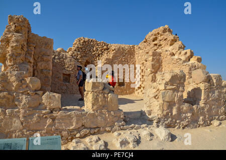 Israele, Masada i turisti che visitano il sito Foto Stock