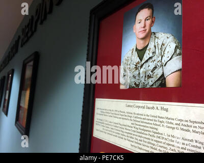 Lancia Cpl. Giacobbe A. abbraccio, cameraman di combattimento, 22 di Maricopa, Ariz., fu onorato nov. 6, 2015, presso l'U.S. Ambasciata Kathmandu, Nepal. Abbraccio ha perso la vita in un incidente in elicottero durante il funzionamento Sahayogi Haat, un aiuto umanitario aiuto in caso di catastrofe la missione in Nepal per più di terremoti in aprile e maggio. Alla cerimonia, U.S. Ambasciatore in Nepal gli onorevoli Alaina B. Teplitz, Briga. Gen. Tracy W. RE, comandante generale, 3° Marine Logistics Group e la marina guardia di sicurezza il distacco dedicata al patrimonio in camera il Marine House sull'ambasciata motivi ufficialmente la denominazione "Ven Foto Stock