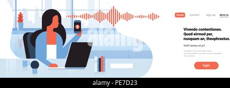 Imprenditrice tenere il telefono intelligente di voce assistente personale riconoscimento soundwaves tecnologia ufficio concetto di fondo interna di intelligenza artificiale banner orizzontale spazio copia flat Illustrazione Vettoriale