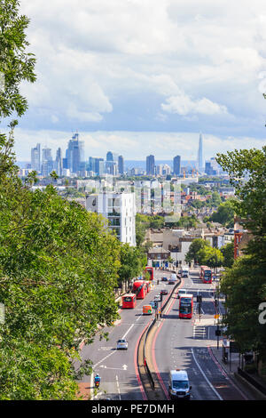 Vista del portone e la città di Londra da Hornsey Lane Bridge, a nord di Islington, London, Regno Unito Foto Stock