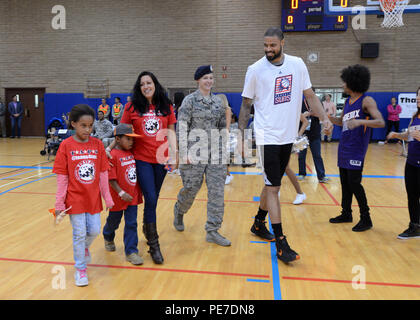 Tyson Chandler, Phoenix Suns centro, passeggiate con il Senior Airman destino Sandoval, 56th forze di sicurezza patrolman Squadron e il marchio family in The Bryant Centro Fitness nov. 5, 2015, su Luke Air Force Base, Ariz. I giocatori di ogni scortato i membri della famiglia di eroi caduti prima della loro pratica di dimostrazione. (U.S. Air Force photo by Staff Sgt. Marcy Copeland) Foto Stock