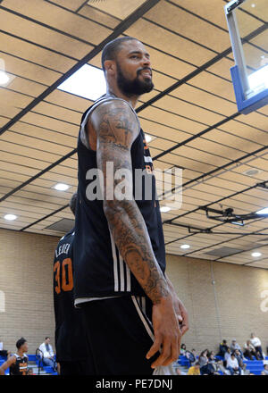 Tyson Chandler, Phoenix Suns centro, sorrisi sono la folla nov. 5, 2015, su Luke Air Force Base, Ariz. Il Phoenix Suns ha tenuto una dimostrazione pratica per la comunità di Luca. (U.S. Air Force photo by Staff Sgt. Marcy Copeland) Foto Stock