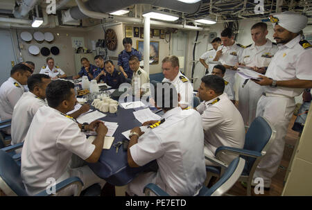 151013-N-MK881-022 Chennai, India (13 ottobre 2015) Ufficiali di Marina indiana, Japan Maritime Self Defence Force e U.S. Navy si riuniscono per un delegato di chiamata nel quadrato di poppa del programma Littoral Combat Ship USS Fort Worth (LCS 3) come parte di esercizio Malabar. Attualmente su un 16-mese di distribuzione di rotazione a sostegno dell'Indo-Asia-Pacifico riequilibrare, Fort Worth è un veloce ed agile nave da guerra fatta su misura per pattugliare le acque della regione marine e lavoro carena e scafo con partner marine, fornendo 7 flotta con le funzionalità flessibili di cui ha bisogno ora e in futuro. (U.S. Foto di Marina di Massa C Foto Stock