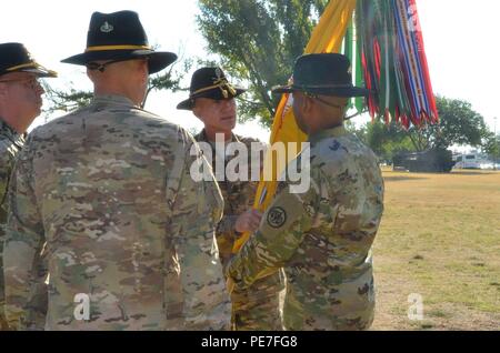 Il comando Sgt. Il Mag. Roger Heinze, in uscita arruolati senior adviser del terzo reggimento di cavalleria, passa i colori del reggimento di Col. Kevin Admiral, 3° CR commander, che termina il suo tempo come senior consulente arruolato durante un cambiamento di cerimonia di responsabilità sul campo Cooper, Sett. 23, a Fort Hood, Texas.. (Foto di Staff Sgt. Tomora Clark, 3d della cavalleria degli affari pubblici) Foto Stock