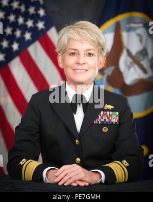 Ritratto ufficiale, scoperte di comandante, Naval Facilities Engineering Command e il capo degli ingegneri civili Adm posteriore. Katherine L. Gregorio, fotografati a base comune Anacostia-Bolling, Ottobre 15, 2015 Gregorio assunto compiti come comandante, Naval Facilities Engineering Command e il capo degli ingegneri civili su 26 Ottobre, 2012. In precedenza, Gregorio servì come comandante, Naval Facilities Engineering Command Pacifico e la flotta del Pacifico di ingegnere civile. Le altre strutture comprendono le assegnazioni di tours a Yokosuka, Giappone; Napoli, Italia; San Francisco; Adak, Alaska; e Pearl Harbor. Ha avuto anche il personale t Foto Stock