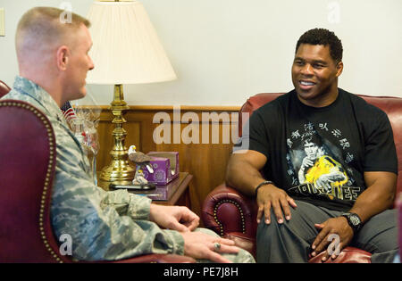 Ex NFL running back e 1982 Heisman vincitore del Trofeo Herschel Walker, a destra della chat con Col. Michael Grismer, 436th Airlift Wing Commander, sinistra, Ott. 13, 2015, a Dover Air Force Base, Del. Walker è venuto per incontrare e parlare con i membri del team di Dover durante una visita di tre giorni per la base che includeva lui parlando al teatro di base durante il giorno Wingman sottolineando agli aviatori che è OK per chiedere aiuto a behavioral health professionals. (U.S. Air Force foto/Roland Balik) Foto Stock