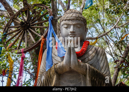 Statua di Pietra del Budda seduto sotto l'albero, Bali, Indonesia. Foto Stock