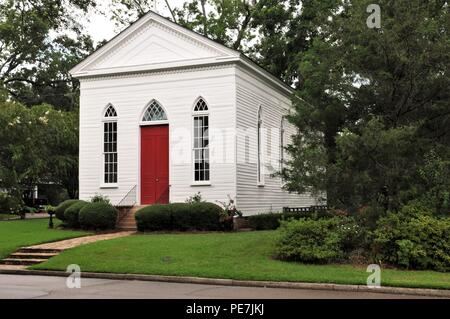 San segna un antebellum Chiesa Episcopale in Raymond, Mississippi. Usato come una unione ospedale durante la Battaglia di Raymond, 12 maggio 1863. Foto Stock