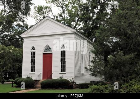 San segna un antebellum Chiesa Episcopale in Raymond, Mississippi. Usato come una unione ospedale durante la Battaglia di Raymond, 12 maggio 1863. Foto Stock