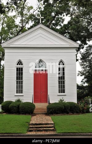 San segna un antebellum Chiesa Episcopale in Raymond, Mississippi. Usato come una unione ospedale durante la Battaglia di Raymond, 12 maggio 1863. Foto Stock