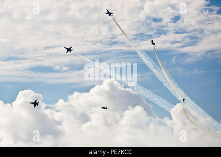 Gli Stati Uniti Navy dimostrazione di volo squadrone, Blue Angels, eseguire acrobazie aeree durante il 2015 Kaneohe Bay Air Show e Open House a bordo Marine Corps base Hawaii, 18 ottobre 2015. Il tema di quest'anno per l'air show è stato "unire le forze con la Comunità", che ha ospitato una schiera ordinata di antenna acrobatiche esibizioni di musicisti civili ed esercitazioni militari e dimostrazioni da parte del governo degli STATI UNITI Navy, Marine Corps, esercito, Air Force e Guardia Costiera. (U.S. Marine Corps foto di Cpl. Brittney Vito) Foto Stock