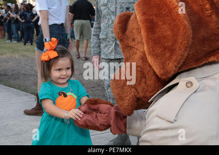 Willow prezzo conforme McGruff il cane del crimine durante il National Night Out Ott 6 in corrispondenza del giunto di base Antonio-Randolph San. Ospitato in un blocco atmosfera di festa nazionale, Night Out fornisce un opportunità ogni anno per JBSA-Randolph di membri della comunità a interagire gli uni con gli altri e di prima emergenza e per saperne di più sulle varie agenzie di base. Foto Stock