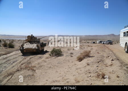 Stati Uniti Soldati assegnato alla prima divisione di cavalleria di Fort Hood in Texas, rispondere a un sfollati scenario durante un'azione decisiva la rotazione il 16-01 presso il National Training Center, Fort Irwin, California Ottobre 12, 2015. Xi Armored Cavalry reggimento di soldati di Fort Irwin agiscono come forze di opposizione e i lettori di ruolo per creare un realistico ambiente di formazione per rotazione delle unità di formazione. (U.S. Esercito foto di Spc. Ashley marmo/rilasciato) Foto Stock