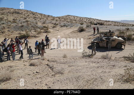 Stati Uniti Soldati assegnato alla prima divisione di cavalleria da Fort Hood, Tx., rispondere ad un sfollati scenario durante un'azione decisiva la rotazione il 16-01 presso il National Training Center, Fort Irwin, California, Ottobre 12, 2015. Xi Armored Cavalry reggimento di soldati di Fort Irwin agiscono come forze di opposizione e i lettori di ruolo per creare un realistico ambiente di formazione per rotazione delle unità di formazione. (U.S. Esercito foto di Spc. Ashley marmo/rilasciato) Foto Stock