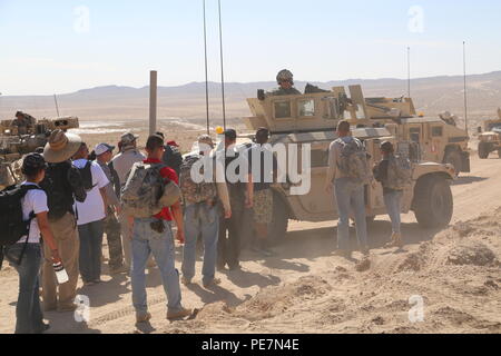 Stati Uniti Soldati assegnato alla prima divisione di cavalleria di Fort Hood in Texas, rispondere a un sfollati scenario durante un'azione decisiva la rotazione il 16-01 presso il National Training Center, Fort Irwin, California, Ottobre 12, 2015. Xi Armored Cavalry reggimento di soldati di Fort Irwin agiscono come forze di opposizione e i lettori di ruolo per creare un realistico ambiente di formazione per rotazione delle unità di formazione. (U.S. Esercito foto di Spc. Ashley marmo/rilasciato) Foto Stock