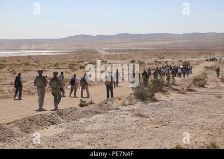 Stati Uniti Soldati assegnato alla prima divisione di cavalleria di Fort Hood in Texas, rispondere a un sfollati scenario durante un'azione decisiva la rotazione il 16-01 presso il National Training Center, Fort Irwin, California, Ottobre 12, 2015. Xi Armored Cavalry reggimento di soldati di Fort Irwin agiscono come forze di opposizione e i lettori di ruolo per creare un realistico ambiente di formazione per rotazione delle unità di formazione. (U.S. Esercito foto di Spc. Ashley marmo/rilasciato) Foto Stock