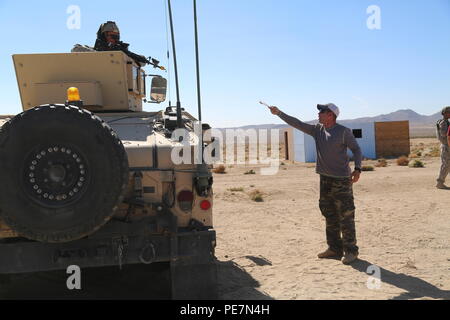 Stati Uniti Soldati assegnato alla prima divisione di cavalleria di Fort Hood in Texas, rispondere a un sfollati scenario durante un'azione decisiva la rotazione il 16-01 presso il National Training Center, Fort Irwin, California Ottobre 12, 2015. Xi Armored Cavalry reggimento di soldati di Fort Irwin agiscono come forze di opposizione e i lettori di ruolo per creare un realistico ambiente di formazione per rotazione delle unità di formazione. (U.S. Esercito foto di Spc. Ashley marmo/rilasciato) Foto Stock