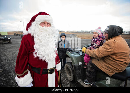 Babbo Natale sorride dopo dopo essere stati accolti dagli abitanti in Savoonga, Alaska, Ott. 16 durante il funzionamento di Santa Claus. Quest anno segna il 59 anno del programma che serve a portare il Natale ad aree mal servite, remote nei villaggi in Alaska ogni anno. (U.S. La Guardia Nazionale foto di Staff Sgt. Edward Eagerton) Foto Stock