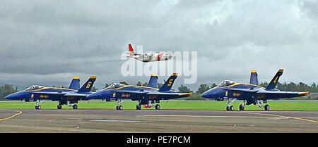 Un HC-130 Hercules aereo da guardia costiera Stazione Aria punto Barbieri conduce un cavalcavia durante la Baia di Kaneohe Air Show in Marine Corps base Hawaii, Ottobre 17, 2015. La manifestazione di due giorni prestazioni fornite dal Navy Blue Angels, acrobazia civile visualizza e massa militare e dimostrazioni di aeromobili. (U.S. Coast Guard illustrazione della foto da Petty Officer di 2a classe di Tara molle) Foto Stock