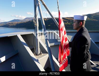 151017-N-VY489-119 Loch Long, Scozia (ott. 17, 2015) Specialista Logistica marinaio Romanito Cevallos attende di cambio colori come U.S. 6 comando della flotta e la nave di controllo USS Mount Whitney (LCC 20) transita attraverso il Loch Long, al largo della costa della Glenmallan, Scozia, Ottobre 17, 2015. Il Monte Whitney, distribuito a Gaeta, Italia, opera con un combinato di equipaggio di marinai e militari di comando Sealift servizio civile naviganti. (U.S. Foto di Marina di Massa lo specialista di comunicazione 1a classe Mike Wright/ rilasciato) Foto Stock