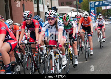 Meteorologi dal Virginia Air National Guard, 192nd Fighter Wing, duecentesimo Meteo Volo, in base alla forza comune sede a Sandston, a condizione meteorologica e pianificazione del supporto per la Union Cycliste Internationale strada ciclismo mondiale campionato in Richmond, Virginia, Sett. 18-27, 2015. Richmond fu la prima città degli Stati Uniti per ospitare la gara UCI sin dal 1986 quando è stato tenuto a Colorado Springs. (U.S. Air National Guard photo by MSgt. Carlos J. Claudio/rilasciato) Foto Stock