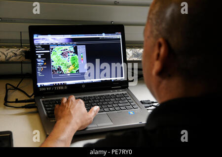 Master Sgt. Malvin Johnson, un meteo forecaster dalla Virginia Air National Guard, 192nd Fighter Wing, duecentesimo Meteo Volo, in base alla forza comune sede a Sandston, a condizione meteorologica e pianificazione del supporto per la Union Cycliste Internationale strada ciclismo mondiale campionato in Richmond, Virginia, Sett. 18-27, 2015. Richmond fu la prima città degli Stati Uniti per ospitare la gara UCI sin dal 1986 quando è stato tenuto a Colorado Springs. (U.S. Air National Guard photo by MSgt. Carlos J. Claudio/rilasciato) Foto Stock