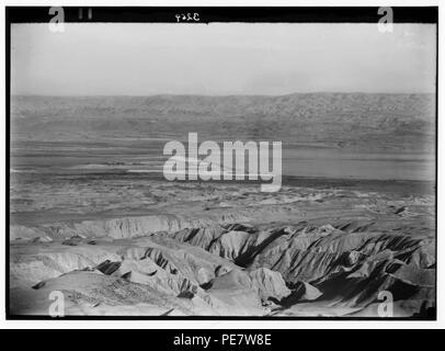 Intorno al Mar Morto. Il Mar Morto. Palestina opere di cloruro di potassio. Vista in lontananza evaporando padelle Foto Stock