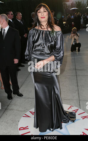 Anjelica Huston arrivando al Vanity Fair Oscar Party presso Morton. Febbraio 28, 2005.HustonAnjelica001 Red Carpet Event, verticale, STATI UNITI D'AMERICA, industria cinematografica, celebrità, fotografia, Bestof, arte cultura e intrattenimento, Topix celebrità moda / Verticale, meglio di, evento nella vita di Hollywood - California, moquette rossa e dietro le quinte, USA, industria cinematografica, celebrità, movie celebrità, personaggi televisivi, musica celebrità, fotografia, Bestof, arte cultura e intrattenimento, Topix, verticale, una persona, dall'anno , 2005, inchiesta tsuni@Gamma-USA.com moda - a piena lunghezza Foto Stock