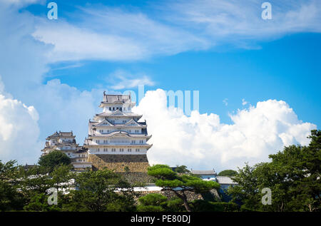 Himeji-jo (il castello di Himeji), generalmente considerato come il migliore esempio superstite di prototipico castello Giapponese architettura. Himeji, Giappone. Foto Stock