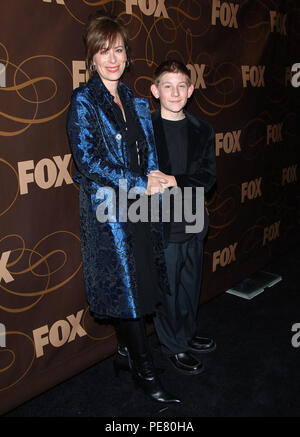 Jane Kaczmarek e Erik Per Sullivan arrivando al Fox tca Party invernale stagione al cittadino Smith Ristorante a Los Angeles. Gennaio 17, 2006.KaczmarekJane PerSullivanErik-377 tappeto rosso Evento, verticale, STATI UNITI D'AMERICA, industria cinematografica, celebrità, fotografia, Bestof, arte cultura e intrattenimento, Topix celebrità moda / Verticale, meglio di, evento nella vita di Hollywood - California, moquette rossa e dietro le quinte, USA, industria cinematografica, celebrità, movie celebrità, personaggi televisivi, musica celebrità, fotografia, Bestof, arte cultura e intrattenimento, Topix, verticale, una persona, dall'anno , 2005 Foto Stock