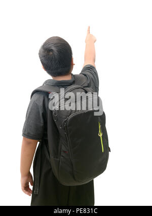 Lato posteriore di studenti asiatici con la scuola Sacca puntare il dito isolati su sfondo bianco, torna al concetto di scuola Foto Stock