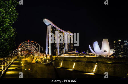 Vista panoramica della baia di Marina Singapore sotto il ponte di elica, si potrebbe vedere l arte del Museo della Scienza, Marina Bay Sands e grattacieli in background. Foto Stock