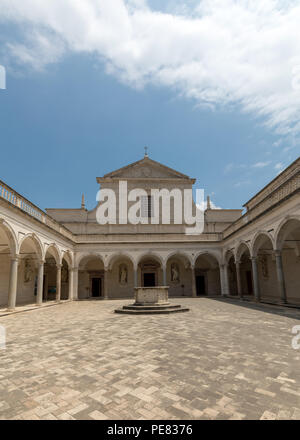 A Montecassino, Italia - 17 Giugno 2017: Chiostro dell abbazia benedettina di Montecassino. Italia Foto Stock