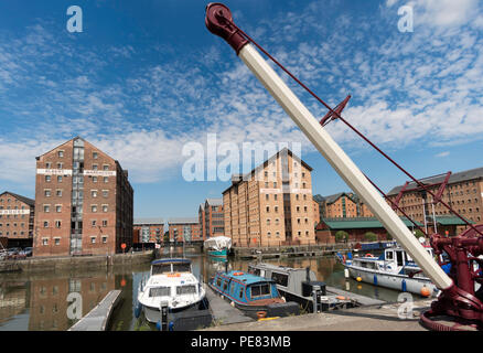 L'Albert e Britannia Magazzini che si vede attraverso il bacino di Victoria, Gloucester docks, England, Regno Unito Foto Stock