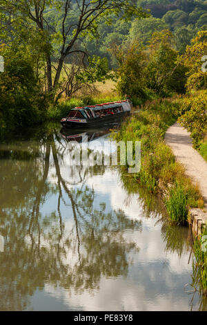Amici di Cromford Canal narrowboat, che rispetta le tradizioni e offre gite di piacere ai turisti. Cromford Canal di Matlock Bath, Derbyshire. Foto Stock