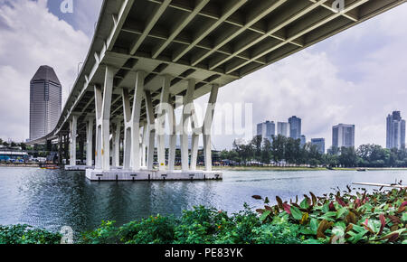 Benjamin Sheares Bridge è il più lungo ponte in Singapore, spanning 1.8 km, e il più alto, a 29 metri. Esso è chiamato dopo il Dr Benjamin Henry Sheare Foto Stock