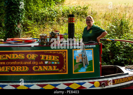 Amici di Cromford Canal narrowboat, che rispetta le tradizioni e offre gite di piacere ai turisti. Cromford Canal di Matlock Bath, Derbyshire. Foto Stock
