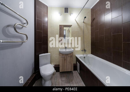 Moderne in legno piccolo bagno con piccolo lavandino Foto Stock
